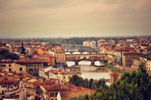 vista di Firenze dall'alto: in primo piano l'Arno e Ponte Vecchio