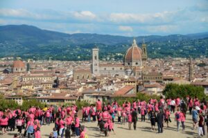 partecipanti a Corri la Vita sul Piazzale Michelangelo a Firenze