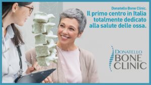 una donna sorride ad una dottoressa