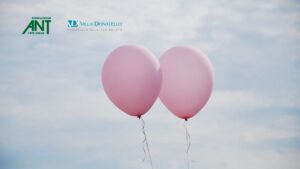 due palloncini rosa volano affiancati