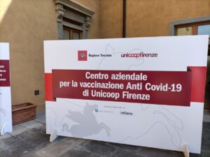 cartello di segnalazione del nuovo hub vaccinale unicoop firenze