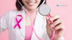 una dottoressa indossa il nastro dedicato alla prevenzione oncologica